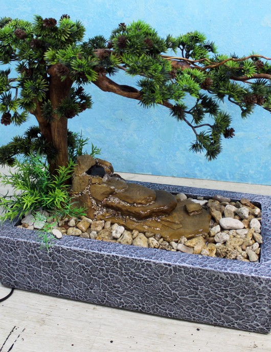 Ta fontanna wewnętrzna wykonana jest z kamieni naturalnych i sztucznych roślin.