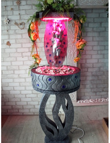 „Afrodyta” to dekoracyjna fontanna do wnętrz. Wewnętrzna fontanna z oświetleniem.