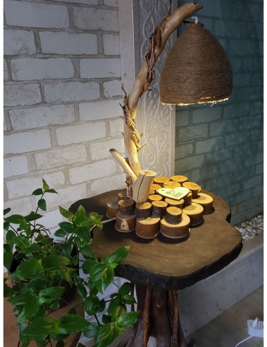 Drewniana lampa stołowa wykonana z wyciętych pił NL-14 do restauracji
