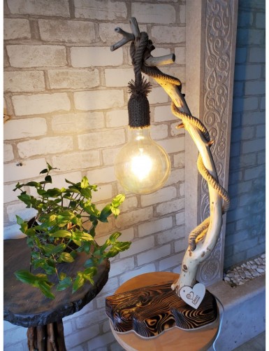 Tischlampe aus Holz NL-11 für die Inneneinrichtung eines Cafés