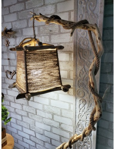 Lampa podłogowa wykonana z naturalnego drewna z abażurem do restauracji