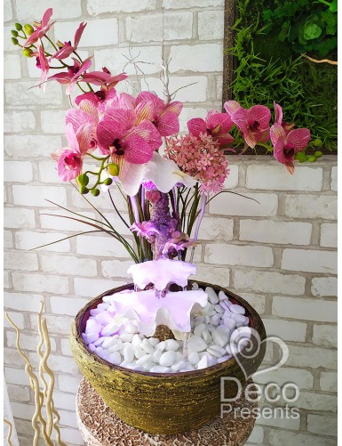 Zimmerbrunnen mit Orchideenblüten
