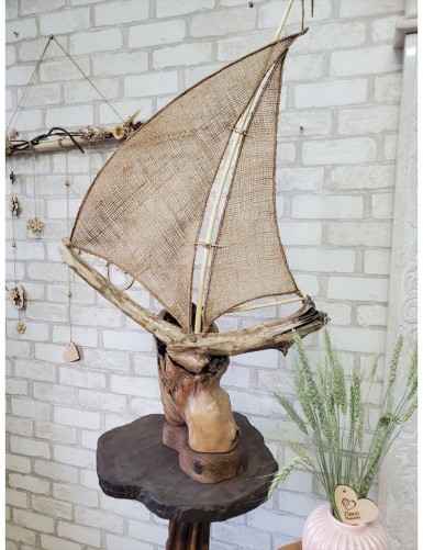 Segelboot-Dekoration aus Holz für einen Yachtclub