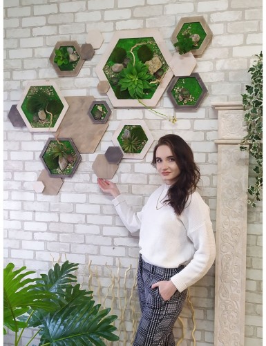 Wanddekoration aus Naturholz „Hexagons“ für ein Café-Interieur